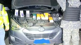 La mercadería fue hallada en un compartimento en el motor del vehículo.