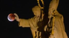 La Luna de Sangre se observa durante un eclipse total en Praga