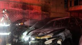 Bomberos acudieron desde la madrugada a sofocar un incendio en un patio de venta de vehículos.