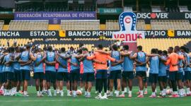 Los jugadores de la Selección se juntan antes de un entrenamiento del equipo en el estadio Banco Pichincha.