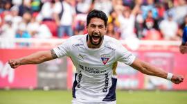 Jeison Medina, delantero de Liga Deportiva Universitaria, celebra un gol. Los universitarios visitarán a Libertad, en la jornada 28 del Campeonato ecuatoriano.