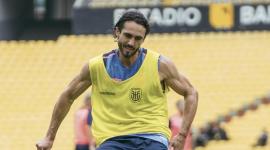 Leonardo Campana, delantero de Ecuador, remata un balón durante un entrenamiento de La Tricolor en el estadio Banco Pichincha.