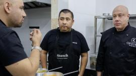 El chef Jorge Rausch durante una de las pruebas del menú en su restaurante Origen, en Quito.