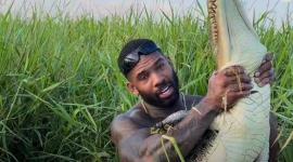 Un influencer se grabó mientras peleaba y manipulaba cocodrillos en Australia