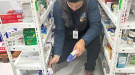 Técnicos de Arcsa revisan los medicamentos e insumos que se comercializan en los alrededores de hospitales del país