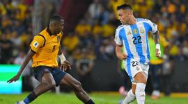 Willian Pacho (izquierda), defensor ecuatoriano, fue incluido en la alineación ideal de las Eliminatorias Sudamericanas. Aquí marca a Lautaro Martínez, de Argentina.