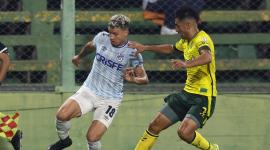 Byron Palacios (izquierda) traslada el balón ante la marca de Alexis Soto, de Defensa y Justicia. Palacios es el goleador de la Universidad Católica.
