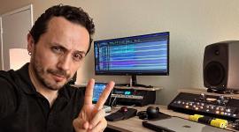Israel Brito vive, desde hace cuatro años, fuera de Ecuador. Prepara nueva música y decidió 'revisitar' alguno de sus temas antiguos.