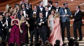 Louis Cato y Stephen Colbert aceptan el Emmy a la Mejor Serie de Entrevistas por "The Late Show with Stephen Colbert" durante la 77.ª ceremonia anual de los Premios Emmy