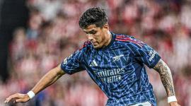 Piero Hincapié controla el balón en el partido entre Arsenal y Athletic de Bilbao. Los  'gunners' se impusieron por 2-0 en la Champions League.