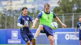 Matías Fernández (izq.) y Richard Schunke disputan un balón durante un entrenamiento de Independiente del Valle, en el complejo de Chillo Jijón.