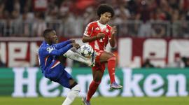 Serge Gnabry (derecha) intenta avanzar ante la marca de Moisés Caicedo, de Chelsea, en el partido disputado el 17 de septiembre del 2025.