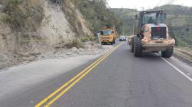 El Ministerio de Infraestructura y Transporte trabaja en la remoción de escombros en un deslizamiento en la vía a Baños.