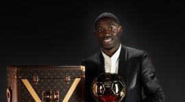 Ousmane Dembélé muestra orgulloso el trofeo del Balón de Oro 2025. Superó al futbolista del FC Barcelona, Lamine Yamal.