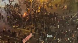 Servidores públicos desvinculados protestan en la avenida Naciones Unidas de Quito