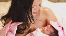 La artista compartió una fotografía de su hija recién nacida en sus perfiles de redes sociales.