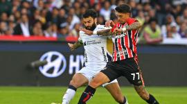 Gian Franco Allala (izquierda), de Liga de Quito, disputa con Emiliano Rigoni, de Sao Paulo, en el partido de ida de los cuartos  de final de la  Copa Libertadores.
