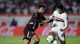 Jeison Medina (izquierda) presiona a Alan Franco, de Sao Paulo, en el partido jugado el 25 de septiembre del 2025.
