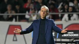 El entrenador de LDU en el partido ante Sao Paulo.