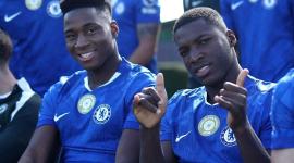 Moisés Caicedo (derecha) y Darío Essugo, jugadores del Chelsea, durante una producción fotográfica.