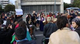 Grupos sociales se manifiestan en los exteriores de la Fiscalia General del Estado en Quito