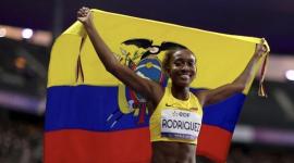 Kiara Rodriguez en el mundial de paraatletismo flameando la bandera ecuatoriana.