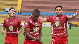 Bryan Bentaberry (izquierda), Christian Penilla y Nicolás Dávila, de Mushuc Runa, celebran uno de los cinco goles de la  victoria ante El Nacional,. el sábado 27 de septiembre del 2025.
