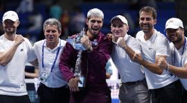 Carlos Alcaraz (centro) celebra con su equipo de trabajo, tras derrotar al estadounidense Taylor Fritz, en el torneo de Tokio.