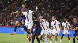 Pau Cubarsi salta con Willian Pacho durante el partido entre PSG y Barcelona, válido por la segunda fecha de la Champions League.