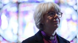 Sarah Mullally, es la primera mujer nombrada jefa de la Iglesia de Inglaterra.