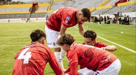 Los jugadores de Leones FC celebran un tanto ante Independiente Jrs, en un partido jugado en el estadio Gonzalo Pozo Ripalda.