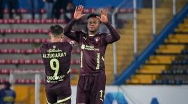 Lisandro Alzugaray y Michael Estrada se felicitan durante el partido entre Liga Deportiva Universitaria y Universidad Católica, en el estadio Olímpico Atahualpa.