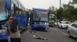Dos buses con pasajeros chocaron este miércoles 8 de octubre del 2025 en Quito