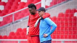 Tiago Nunes (derecha) junto al golero Alexander Domínguez 'Dida' durante el entrenamiento del lunes 13 de octubre del 2025.