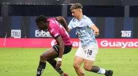 Byron Palacios, de Universidad Católica, disputa el esférico con Arroyo Vernaza, de Independiente del Valle, en el partido jugado el lunes 13 de octubre.