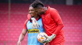 José Quintero (izquierda) conversa con Alexander Domínguez durante un entrenamiento de Liga Deportiva Universitaria, en el estadio Rodrigo Paz.