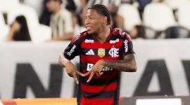 Gonzalo Plata estrena nuevo look y sigue marcando goles en el Flamengo.