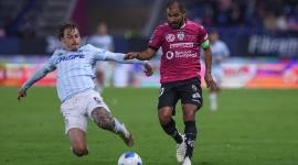 Junior Sornoza (derecha), de Independiente del Valle, enfrenta a Jerónimo Cacciabue, de Universidad Católica.