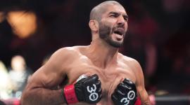 Aiemann Zahabi celebra su triunfo en el octágono de la UFC.