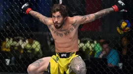 Chito Vera dentro del octágono de la UFC, previo a su pelea en la organización.