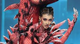 El traje de la iguana rosada de Ecuador conquistó Tailandia