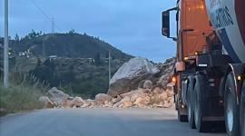 Un montón de rocas obstaculizaron el paso en la vía Chordeleg - Sigsig en Azuay