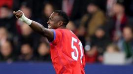 Willian Pacho celebra su primer gol con PSG ante el Bayer Leverkusen