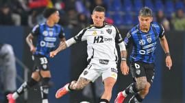 Jordy Alcívar (derecha) de Independiente del Valle intenta arrebatarle el esférico a Bernard, de Atlético Mineiro, en el partido jugado el 21 de octubre del 2025.