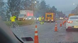 Un motociclista quedó tendido sobre el asfalto la mañana de este jueves 23 de octubre del 2025.