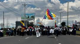Indígenas de la provincia de Imbabura marchan por la vía E35 este jueves 23 de octubre del 2025.