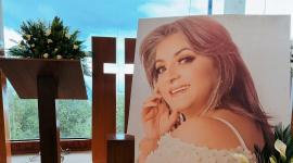 Los familiares de Paulina Tamayo prepararon un altar con los restos de la artista en su cafetería en Quito.