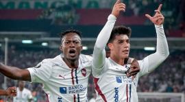 Gabriel Villamil (derecha) celebra su segundo gol ante Palmeiras con Leonel Quiñónez.