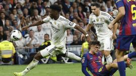 El centrocampista del Real Madrid Aurelien Tchouameni, y el centrocampista del Barcelona Pedro González, durante el partido de la décima jornada de LaLiga EA Sports, que Real Madrid y FC Barcelona disputan este domingo en el estadio Santiago Bernabéu.