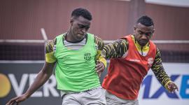 Álex Rangel y Dixon Arroyo, de Barcelona, durante un entrenamiento del equipo en la cancha aledaña al estadio Banco Pichincha.
